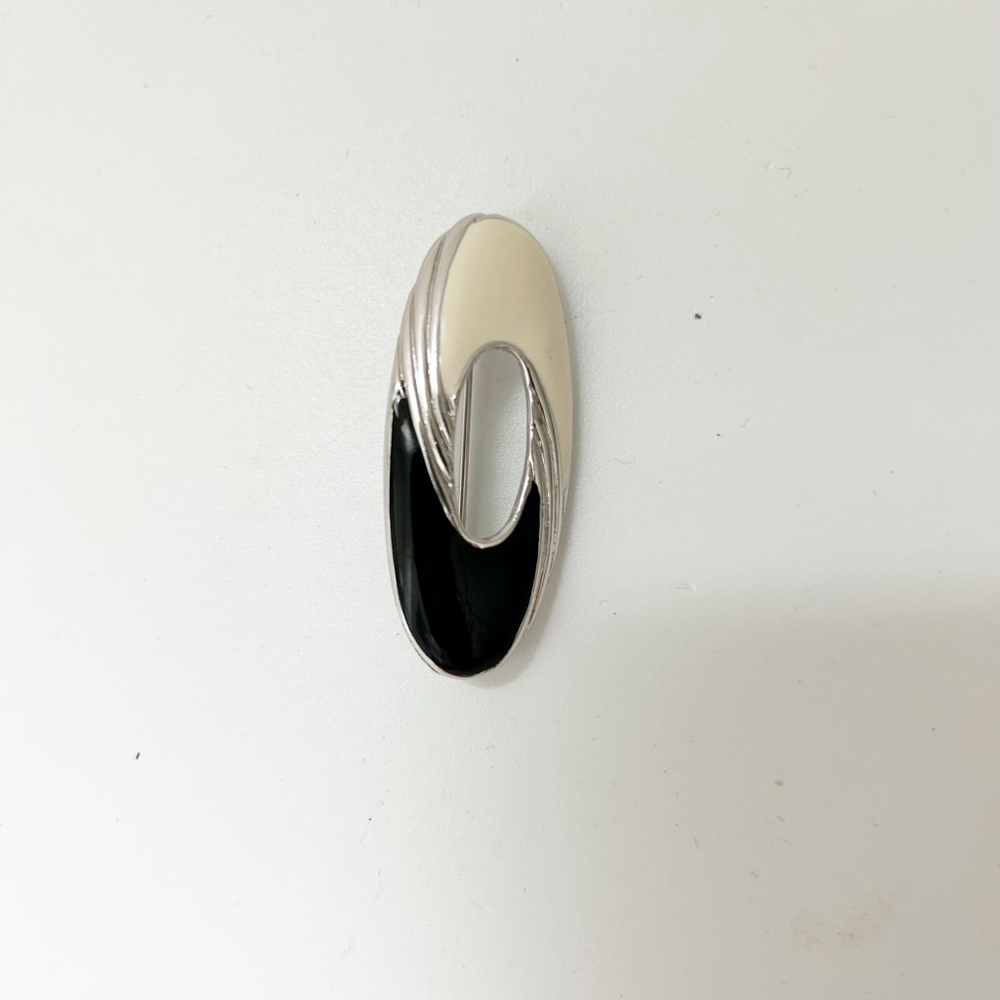 Vintage Unbranded Silver Toned Oval Black & White Brooch 80’s Costume Jewelry